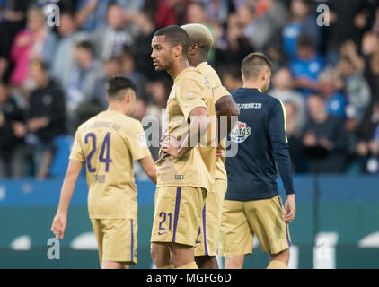 27 avril 2018, l'Allemagne, Bochum. soccer : 2e Bundesliga VfL Bochum vs Erzgebirge Aue, dans le Vonovia Ruhrstadion. L'Aue Malcom Cacutalua debout après le match. Photo : Bernd Thissen/DPA - AVIS IMPORTANT : En raison de la Ligue allemande de football (DFL)·s règlement d'accréditation, la publication et la redistribution en ligne et dans les médias en ligne est limité pendant le match à 15 images par match Banque D'Images