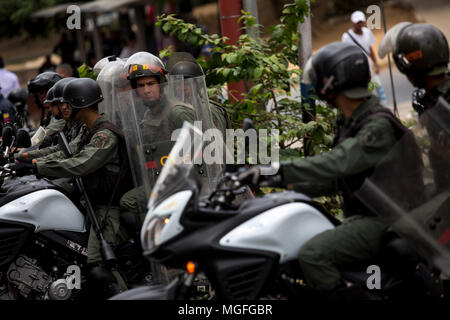 27 avril 2018, le Venezuela, Caracas : habitants du quartier Las Minas protestant en raison de la rareté de l'eau potable. L'approvisionnement en eau potable a été interrompu il y a 20 jours dans ce trimestre. De nombreuses personnes protestent dans plusieurs villes du pays. Les protestations ont été convoqués en raison de problèmes avec l'approvisionnement à travers les entreprises publiques. Photo : Manu Quintero/dpa Banque D'Images