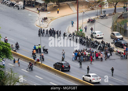 27 avril 2018, le Venezuela, Caracas : habitants du quartier Las Minas protestant en raison de la rareté de l'eau potable. L'approvisionnement en eau potable a été interrompu il y a 20 jours dans ce trimestre. De nombreuses personnes protestent dans plusieurs villes du pays. Les protestations ont été convoqués en raison de problèmes avec l'approvisionnement à travers les entreprises publiques. Photo : Manu Quintero/dpa Banque D'Images