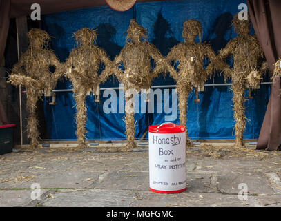 Wray, Lancaster, UK. 28/04/2018. Wray Scarecrow Festival et juste. Les villageois de Wray sont de retour à nouveau à la création d'une étrange, farfelu et merveilleux épouvantail creations de surprendre et de ravir visiteur. Chaque année les visiteurs se promener autour du village, à la découverte de l'arrêt Wray foule d'épouvantails qui ont surgi dans les jardins du village. /AlamyLiveNews MediaWorldImages Crédit : Banque D'Images