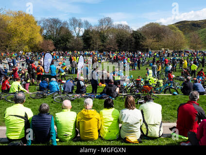 Edinburgh, Royaume-Uni. 28 avril, 2018. Des centaines de cyclistes prennent part à la démonstration de la pédale au Parlement pour mettre en évidence l'absence d'investissements dans les infrastructures cyclables en Ecosse. En commençant par le parc des Meadows elles montèrent le long de la Royal Mile, dans la vieille ville à une manifestation tenue à l'extérieur du Parlement écossais à Holyrood. Credit : Iain Masterton/Alamy Live News Banque D'Images