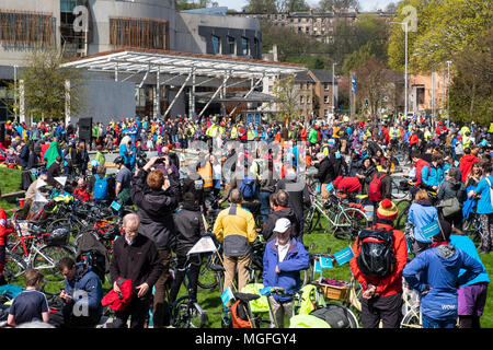 Edinburgh, Royaume-Uni. 28 avril, 2018. Des centaines de cyclistes prennent part à la démonstration de la pédale au Parlement pour mettre en évidence l'absence d'investissements dans les infrastructures cyclables en Ecosse. En commençant par le parc des Meadows elles montèrent le long de la Royal Mile, dans la vieille ville à une manifestation tenue à l'extérieur du Parlement écossais à Holyrood. Credit : Iain Masterton/Alamy Live News Banque D'Images