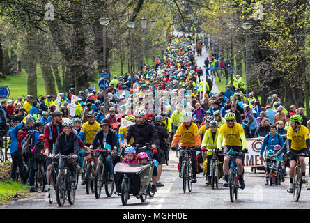 Edinburgh, Royaume-Uni. 28 avril, 2018. Des centaines de cyclistes prennent part à la démonstration de la pédale au Parlement pour mettre en évidence l'absence d'investissements dans les infrastructures cyclables en Ecosse. En commençant par le parc des Meadows elles montèrent le long de la Royal Mile, dans la vieille ville à une manifestation tenue à l'extérieur du Parlement écossais à Holyrood. Credit : Iain Masterton/Alamy Live News Banque D'Images