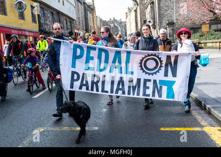 Edinburgh, Royaume-Uni. 28 avril, 2018. Des centaines de cyclistes prennent part à la démonstration de la pédale au Parlement pour mettre en évidence l'absence d'investissements dans les infrastructures cyclables en Ecosse. En commençant par le parc des Meadows elles montèrent le long de la Royal Mile, dans la vieille ville à une manifestation tenue à l'extérieur du Parlement écossais à Holyrood. Credit : Iain Masterton/Alamy Live News Banque D'Images