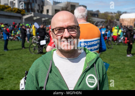 Edinburgh, Royaume-Uni. 28 avril, 2018. Des centaines de cyclistes prennent part à la démonstration de la pédale au Parlement pour mettre en évidence l'absence d'investissements dans les infrastructures cyclables en Ecosse. En commençant par le parc des Meadows elles montèrent le long de la Royal Mile, dans la vieille ville à une manifestation tenue à l'extérieur du Parlement écossais à Holyrood. Photo montre Patrick Harvie co-présidente du Scottish Green Party Crédit : Iain Masterton/Alamy Live News Banque D'Images