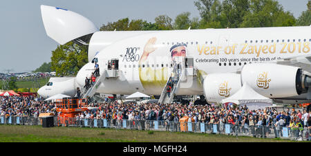 28 avril 2018, l'Allemagne, Schönefeld : de nombreux visiteurs de marcher dans les ILA 2018 - avec un Airbus A380 avec des marquages spécifiques montrant Cheikh Zayed bin Sultan Al Nahyan, fondateur des Émirats arabes unis (EAU), et un avion de transport Airbus Beluga derrière. Environ 200 appareils sont présentés au cours de l'AID 2018 exposition aéronautique internationale. Les organisateurs attendent environ 150 000 visiteurs. L'ILA a lieu entre 25 et 29 avril 2018. Photo : Patrick Pleul/dpa-Zentralbild/dpa Banque D'Images