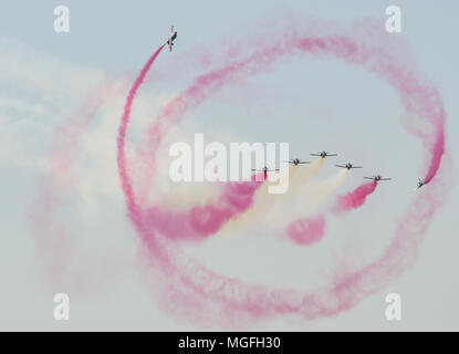 28 avril 2018, l'Allemagne, la Patrulla Aguila : Schoenefeld (Patrouille de l'Aigle), l'Armée de l'air espagnole's Aerobatic Team, pendant le salon de l'AID 2018. Environ 200 appareils sont présentés au cours de l'AID 2018 exposition aéronautique internationale. Les organisateurs attendent environ 150 000 visiteurs. Photo : Patrick Pleul/dpa-Zentralbild/dpa Banque D'Images