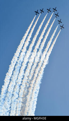 28 avril 2018, l'Allemagne, la Patrulla Aguila : Schoenefeld (Patrouille de l'Aigle), l'Armée de l'air espagnole's Aerobatic Team, pendant le salon de l'AID 2018. Environ 200 appareils sont présentés au cours de l'AID 2018 exposition aéronautique internationale. Les organisateurs attendent environ 150 000 visiteurs. Photo : Patrick Pleul/dpa-Zentralbild/dpa Banque D'Images