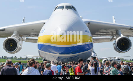 28 avril 2018, l'Allemagne, Schönefeld : de nombreux visiteurs debout devant l'Antonov An-225 Les avions de transport au cours de l'ILA 2018. Environ 200 appareils sont présentés au cours de l'AID 2018 exposition aéronautique internationale. Les organisateurs attendent environ 150 000 visiteurs. L'ILA a lieu entre 25 et 29 avril 2018. Photo : Patrick Pleul/dpa-Zentralbild/dpa Banque D'Images