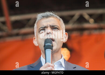 London UK. 28 aril 2018. Le maire de Sadiq Khan assiste à Londo Vaisakhi festival à Trafalgar Square qui célèbre et Sikh Punjabi tradition, patrimoine et culture : Crédit amer ghazzal/Alamy Live News Banque D'Images