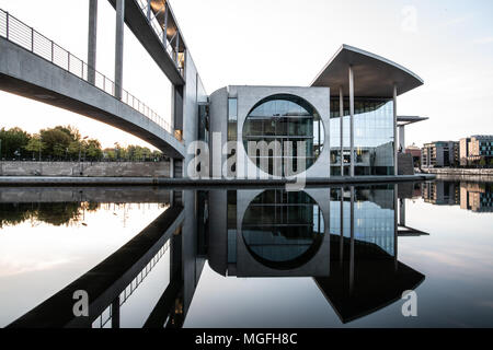 28 avril 2018, Allemagne, Berlin : le bâtiment Marie-Elisabeth-Lueders Chambre reflétée par la rivière Spree dans la matinée. (Longue exposition shot) Photo : Paul Zinken/dpa Banque D'Images