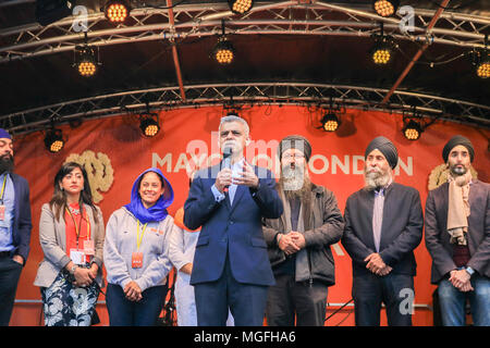 London UK. 28 aril 2018. Le maire de Sadiq Khan assiste à Londo Vaisakhi festival à Trafalgar Square qui célèbre et Sikh Punjabi tradition, patrimoine et culture : Crédit amer ghazzal/Alamy Live News Banque D'Images