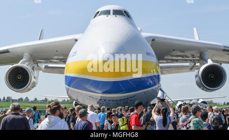 Dpatop - 28 avril 2018, l'Allemagne, Schönefeld : de nombreux visiteurs debout devant l'Antonov An-225 Les avions de transport au cours de l'ILA 2018. Environ 200 appareils sont présentés au cours de l'AID 2018 exposition aéronautique internationale. Les organisateurs attendent environ 150 000 visiteurs. L'ILA a lieu entre 25 et 29 avril 2018. Photo : Patrick Pleul/dpa-Zentralbild/dpa Banque D'Images