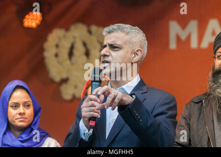 London UK. 28 aril 2018. Le maire de Londres Sadiq Khan occupe le Vaisakhi festival à Trafalgar Square qui célèbre et Sikh Punjabi tradition, patrimoine et culture : Crédit amer ghazzal/Alamy Live News Banque D'Images