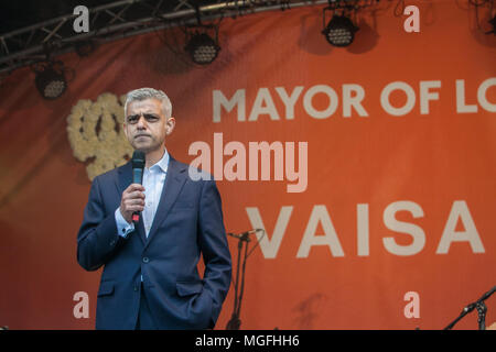 London UK. 28 aril 2018. Le maire de Londres Sadiq Khan occupe le Vaisakhi festival à Trafalgar Square qui célèbre et Sikh Punjabi tradition, patrimoine et culture : Crédit amer ghazzal/Alamy Live News Banque D'Images