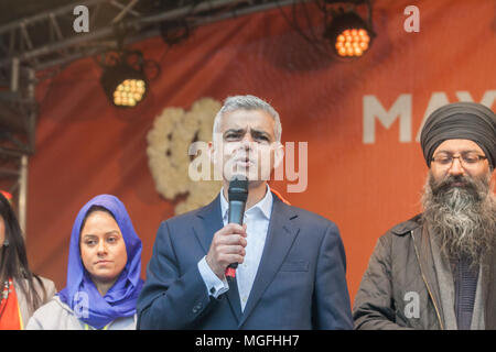 London UK. 28 aril 2018. Le maire de Londres Sadiq Khan occupe le Vaisakhi festival à Trafalgar Square qui célèbre et Sikh Punjabi tradition, patrimoine et culture : Crédit amer ghazzal/Alamy Live News Banque D'Images