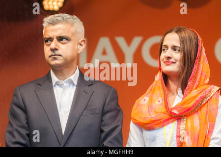 London UK. 28 aril 2018. Le maire de Londres Sadiq Khan occupe le Vaisakhi festival à Trafalgar Square qui célèbre et Sikh Punjabi tradition, patrimoine et culture : Crédit amer ghazzal/Alamy Live News Banque D'Images