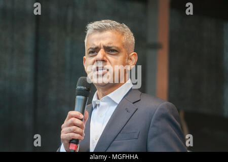 London UK. 28 aril 2018. Le maire de Londres Sadiq Khan occupe le Vaisakhi festival à Trafalgar Square qui célèbre et Sikh Punjabi tradition, patrimoine et culture : Crédit amer ghazzal/Alamy Live News Banque D'Images