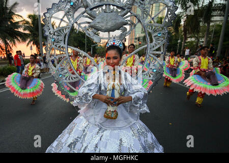 Aux Philippines. Apr 28, 2018. Un festival reine tenant une statue de la Vierge Marie en dansant le long boulevard Roxas. Des participants de différentes régions du pays ont dansé leur chemin le long du boulevard Roxas à Manille en tant qu'elles participent dans Aliwan Festival 2018 (divertissement). Crédit : J Gerard Seguia/ZUMA/Alamy Fil Live News Banque D'Images