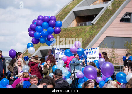 Liverpool, Royaume-Uni, 28 avril 2018. Des centaines de personnes ont assisté à un lancement de ballons et hommages à l'extérieur gauche Alder Hey l'hôpital le Samedi, Avril 28, 2018, pour 23 mois, Alfie Evans qui a été au centre d'une ligne juridique sur ses soins. À la suite de sa vie soutenir la machine soit retirée, Alfie Evans est mort le Vendredi, Avril 27, 2018. Banque D'Images