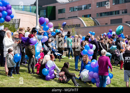 Liverpool, Royaume-Uni, 28 avril 2018. Des centaines de personnes ont assisté à un lancement de ballons et hommages à l'extérieur gauche Alder Hey l'hôpital le Samedi, Avril 28, 2018, pour 23 mois, Alfie Evans qui a été au centre d'une ligne juridique sur ses soins. À la suite de sa vie soutenir la machine soit retirée, Alfie Evans est mort le Vendredi, Avril 27, 2018. Banque D'Images