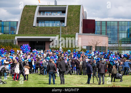 Liverpool, Royaume-Uni, 28 avril 2018. Des centaines de personnes ont assisté à un lancement de ballons et hommages à l'extérieur gauche Alder Hey l'hôpital le Samedi, Avril 28, 2018, pour 23 mois, Alfie Evans qui a été au centre d'une ligne juridique sur ses soins. À la suite de sa vie soutenir la machine soit retirée, Alfie Evans est mort le Vendredi, Avril 27, 2018. Banque D'Images