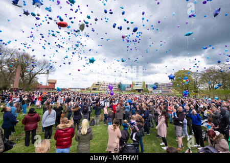 Liverpool, Royaume-Uni, 28 avril 2018. Des centaines de personnes ont assisté à un lancement de ballons et hommages à l'extérieur gauche Alder Hey l'hôpital le Samedi, Avril 28, 2018, pour 23 mois, Alfie Evans qui a été au centre d'une ligne juridique sur ses soins. À la suite de sa vie soutenir la machine soit retirée, Alfie Evans est mort le Vendredi, Avril 27, 2018. Banque D'Images