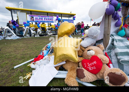 Liverpool, Royaume-Uni, 28 avril 2018. Des centaines de personnes ont assisté à un lancement de ballons et hommages à l'extérieur gauche Alder Hey l'hôpital le Samedi, Avril 28, 2018, pour 23 mois, Alfie Evans qui a été au centre d'une ligne juridique sur ses soins. À la suite de sa vie soutenir la machine soit retirée, Alfie Evans est mort le Vendredi, Avril 27, 2018. Banque D'Images