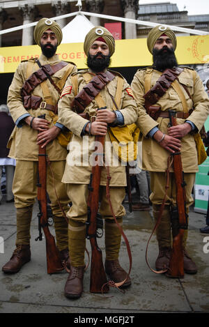 Londres, Royaume-Uni. 28 avril 2018. Des bénévoles de la National Army Museum en uniformes historiques habillé comme le 15e Régiment de Ludhiana Sikh 1 Guerre mondiale pendant le festival du Vaisakhi à Trafalgar Square, accueilli par le maire de Londres. Pour les Sikhs et les Pendjabis, le festival célèbre la récolte de printemps et commémore la fondation de la Khalsa community il y a plus de 300 ans. Crédit : Stephen Chung / Alamy Live News Banque D'Images