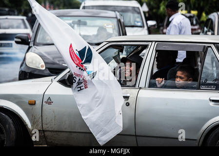 GE14 le jour de clôture des candidatures est un affouillement dans Semporna, mais la pluie n'arrête pas de supports à hisser le drapeau de leur parti. L'élection générale se tiendra le 9 mai avec 3 candidats, le candidat élu sera le prochain premier ministre de la Malaisie. Le plus ancien parti politique Barisan Nasional (Front National) qui a été au pouvoir depuis la formation de la Malaisie en 1963 se réunira un opposant important cette année sait que le parti de l'opposition avec un Sabah Warisan pied beaucoup plus forte pour GE14 qu'en ex-élections. GE de la Malaisie s'14 Banque D'Images