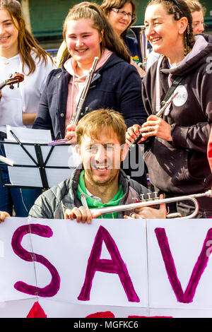 Eastbourne, East Sussex, UK. 28 avril 2018. 4h00 Samedi après-midi et les parents se réunissent à l'Eastbourne Bandstand dans le cadre de leur campagne contre la décision de l'East Sussex County Councils pour fermer le Service des instruments de musique de l'East Sussex. Le service, qui doit prendre fin en 2019 dans le cadre des conseils de coupes budgétaires, fournit 7000 enfants dans toute la région avec les leçons de musique chaque année. Libéral démocrate Local Stephen Lloyd MP a dit, "Nous avons besoin du county hall pour faire une pause et écouter les gens qu'ils servent". Credit : Alan Fraser/Alamy Live News Banque D'Images