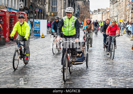 Edinburgh, Royaume-Uni. 28 avril 2018. Les cyclistes et les marcheurs participent à la pédale des pluies sur le Parlement de protestation de la Meadows pour le Parlement écossais, à Holyrood Edinburgh. Elle a été dirigée par Mark Beaumont, le cycliste britannique de longue distance et aventurier. La manifestation est organisée pour demander à tous de l'Ecosse, les politiciens de tous les partis, de s'inscrire à un manifeste de faire l'Ecosse un pays ami du cycle pour les personnes de tous âges et de toutes capacités. Credit : Andy Catlin/Alamy Live News Banque D'Images