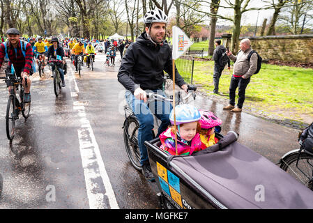 Edinburgh, Royaume-Uni. 28 avril 2018. Les cyclistes et les marcheurs participent à la pédale des pluies sur le Parlement de protestation de la Meadows pour le Parlement écossais, à Holyrood Edinburgh. Elle a été dirigée par Mark Beaumont, le cycliste britannique de longue distance et aventurier. La manifestation est organisée pour demander à tous de l'Ecosse, les politiciens de tous les partis, de s'inscrire à un manifeste de faire l'Ecosse un pays ami du cycle pour les personnes de tous âges et de toutes capacités. Credit : Andy Catlin/Alamy Live News Banque D'Images