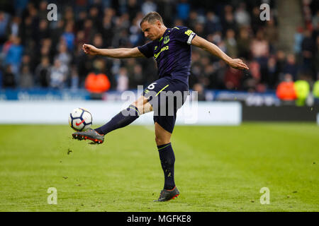 Phil Jagielka d'Everton efface la balle pendant le premier match de championnat entre Huddersfield Town et Everton à John Smith's Stadium le 28 avril 2018 à Huddersfield, Angleterre. (Photo de Daniel Chesterton/phcimages.com) Banque D'Images