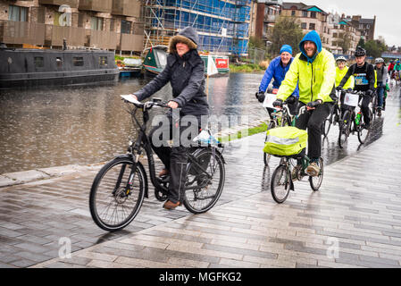 Edinburgh, Royaume-Uni. 28 avril 2018. Les cyclistes et les marcheurs participent à la pédale des pluies sur le Parlement de protestation de la Meadows pour le Parlement écossais, à Holyrood Edinburgh. Elle a été dirigée par Mark Beaumont, le cycliste britannique de longue distance et aventurier. La manifestation est organisée pour demander à tous de l'Ecosse, les politiciens de tous les partis, de s'inscrire à un manifeste de faire l'Ecosse un pays ami du cycle pour les personnes de tous âges et de toutes capacités. Credit : Andy Catlin/Alamy Live News Banque D'Images