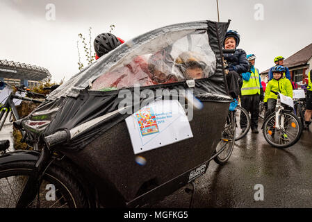 Edinburgh, Royaume-Uni. 28 avril 2018. Les cyclistes et les marcheurs participent à la pédale des pluies sur le Parlement de protestation de la Meadows pour le Parlement écossais, à Holyrood Edinburgh. Elle a été dirigée par Mark Beaumont, le cycliste britannique de longue distance et aventurier. La manifestation est organisée pour demander à tous de l'Ecosse, les politiciens de tous les partis, de s'inscrire à un manifeste de faire l'Ecosse un pays ami du cycle pour les personnes de tous âges et de toutes capacités. Credit : Andy Catlin/Alamy Live News Banque D'Images