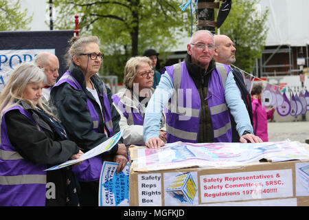 Manchester, UK, le 28 avril 2018. La sécurité au travail des représentants inscrivez-vous rassemblement pour les travailleurs internationaux Memorial Day, Albert Square, Manchester , 28 avril 2018 (C)Barbara Cook/Alamy Live News Banque D'Images