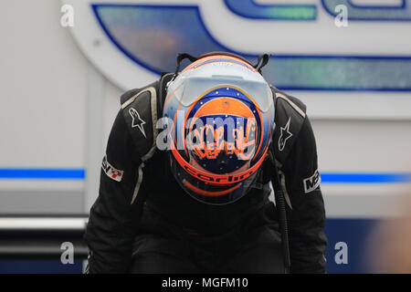 Rockingham, Royaume-Uni. Apr 28, 2018. Cbrd British Formula 3 (F3) pilote de championnat Clement Novalak (Carlin) qui entrent dans sa voiture Credit : Paren Raval/Alamy Live News Banque D'Images