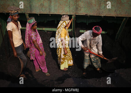 Dhaka, Bangladesh. Apr 28, 2018. Un panier de travail se remplit comme d'autres attendent de livrer sur leur tête d'un fret à un marché de gros à Dhaka. Credit : Md. Mehedi Hasan/ZUMA/Alamy Fil Live News Banque D'Images