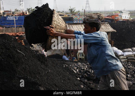 Dhaka, Bangladesh. Apr 28, 2018. Une livraison de charbon du travail d'une cargaison à un marché de gros à Dhaka. Credit : Md. Mehedi Hasan/ZUMA/Alamy Fil Live News Banque D'Images