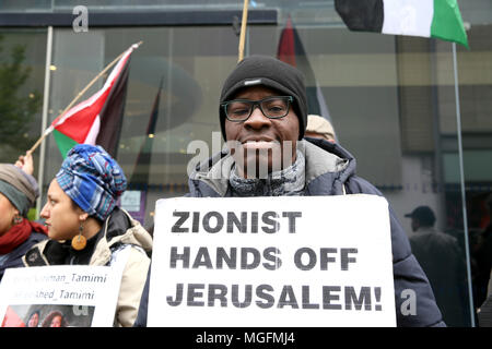 Manchester, UK, le 28 avril 2018. Un homme tenant une pancarte qui dit "Hands Off sioniste Jérusalem' à 'Stop' contre Israël Armement, Manchester , 28 avril 2018 (C)Barbara Cook/Alamy Live News Banque D'Images