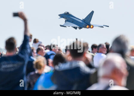 28 avril 2018, l'Allemagne, Schönefeld : UN Eurofighter Typhoon de la Bundeswehr (armée fédérale allemande) décolle pendant le spectacle aérien de l'AID 2018. Environ 200 appareils sont présentés au cours de l'AID 2018 exposition aéronautique internationale. Les organisateurs attendent environ 150 000 visiteurs. Photo : Patrick Pleul/dpa-Zentralbild/dpa Banque D'Images