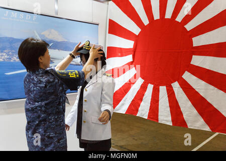 Chiba, Japon, 28 avril 2018. Membre du Japon d'autodéfense maritime robes à un visiteur au cours de l'Niconico Chokaigi festival à Makuhari Messe Convention Center le 28 avril 2018, Chiba, Japon. Niconico Chokaigi est organisé par le plus grand site de vidéos Niconico social qui a plus de 70 millions d'utilisateurs enregistrés, y compris les 2,2 millions de membres payants. Demande d'organisateurs d'attirer 150 000 visiteurs durant les deux jours de festival. Credit : Rodrigo Reyes Marin/AFLO/Alamy Live News Crédit : AFLO Co.,Ltd/Alamy Live News Banque D'Images