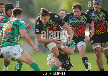 Treviso, Italie. 28 avril, 2018. Le zèbre n8 David Sisi porte le ballon dans le match contre Benetton en GuinnessPro14©Massimiliano Carnabuci/Alamy live news Banque D'Images