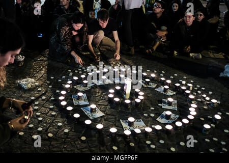 Jérusalem, Israël. 28 avril, 2018. En deuil recueillir pour une veillée aux chandelles émotionnelle de se rappeler les 10 jeunes victimes d'une crue éclair dans le désert de l'Arava Tzafit River Jeudi, 26 avril, 2018. Parmi les victimes se plonger dans un programme de formation militaire dans le voyage de randonnée populaires Tzafit River Canyon Trail ont été Yael Sadan, 19, et 18, Maayan Barhum, de Jérusalem. Credit : Alon Nir/Alamy Live News Banque D'Images