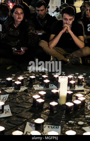 Jérusalem, Israël. 28 avril, 2018. En deuil recueillir pour une veillée aux chandelles émotionnelle de se rappeler les 10 jeunes victimes d'une crue éclair dans le désert de l'Arava Tzafit River Jeudi, 26 avril, 2018. Parmi les victimes se plonger dans un programme de formation militaire dans le voyage de randonnée populaires Tzafit River Canyon Trail ont été Yael Sadan, 19, et 18, Maayan Barhum, de Jérusalem. Credit : Alon Nir/Alamy Live News Banque D'Images