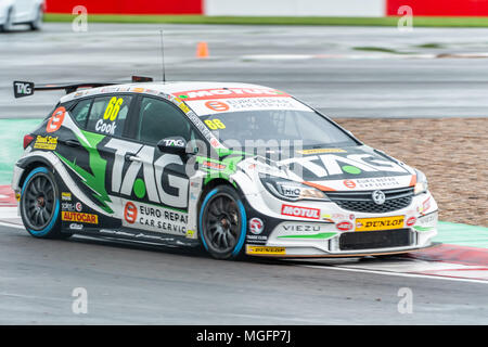 Donington, UK, le 28 avril 2018. Josh Cook Pôle prend en son pouvoir Maxed TAG Course Vauxhall Astra en qualifications pour le British Touring Car Championship 2018 Round 2 Donington Crédit : Guy Swarbrick//Alamy Live News Crédit : Guy Swarbrick/Alamy Live News Crédit : Guy Swarbrick/trackcycling.net/Alamy Live News Crédit : Guy Swarbrick/trackcycling.net/Alamy Live News Banque D'Images