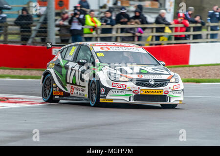 Donington, UK, le 28 avril 2018. Josh Cook Pôle prend en son pouvoir Maxed TAG Course Vauxhall Astra en qualifications pour le British Touring Car Championship 2018 Round 2 Donington Crédit : Guy Swarbrick//Alamy Live News Crédit : Guy Swarbrick/Alamy Live News Crédit : Guy Swarbrick/trackcycling.net/Alamy Live News Crédit : Guy Swarbrick/trackcycling.net/Alamy Live News Banque D'Images