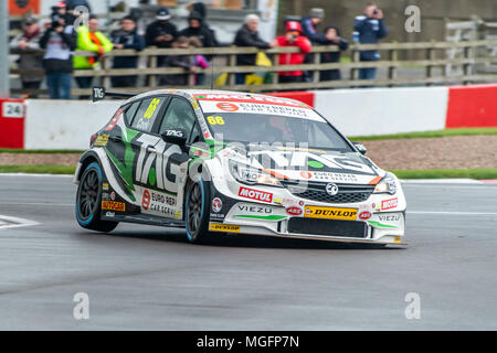 Donington, UK, le 28 avril 2018. Josh Cook Pôle prend en son pouvoir Maxed TAG Course Vauxhall Astra en qualifications pour le British Touring Car Championship 2018 Round 2 Donington Crédit : Guy Swarbrick//Alamy Live News Crédit : Guy Swarbrick/Alamy Live News Crédit : Guy Swarbrick/trackcycling.net/Alamy Live News Crédit : Guy Swarbrick/trackcycling.net/Alamy Live News Banque D'Images