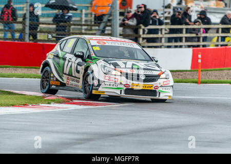 Donington, UK, le 28 avril 2018. Josh Cook Pôle prend en son pouvoir Maxed TAG Course Vauxhall Astra en qualifications pour le British Touring Car Championship 2018 Round 2 Donington Crédit : Guy Swarbrick//Alamy Live News Crédit : Guy Swarbrick/Alamy Live News Crédit : Guy Swarbrick/trackcycling.net/Alamy Live News Crédit : Guy Swarbrick/trackcycling.net/Alamy Live News Banque D'Images